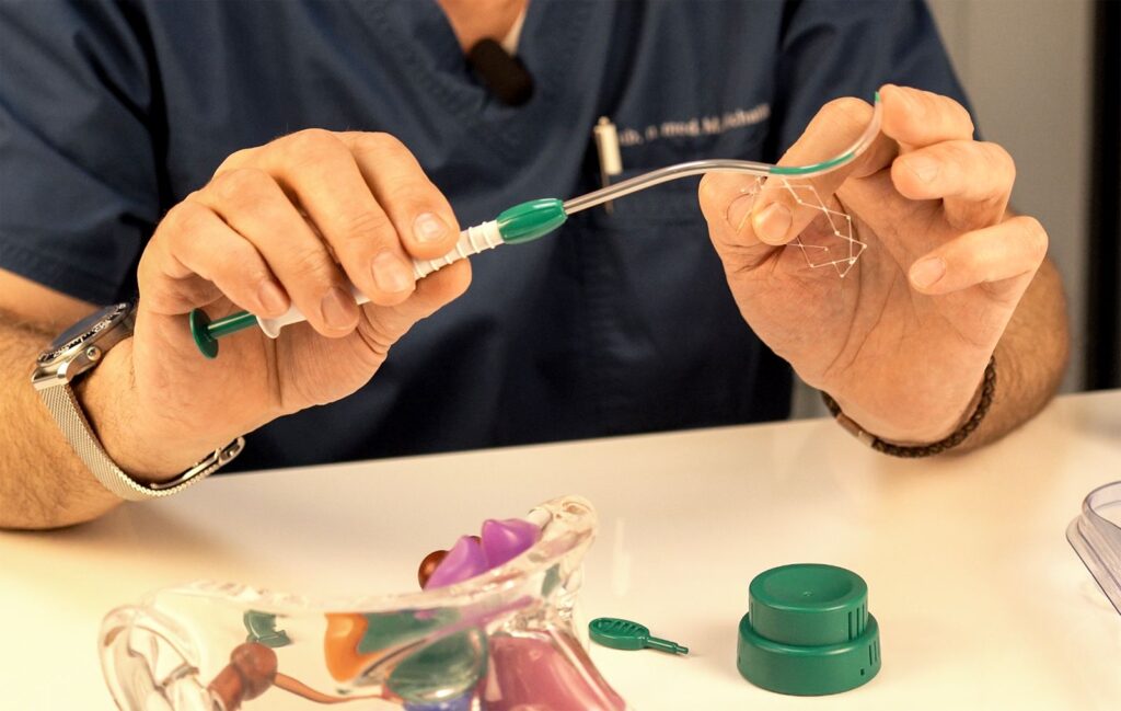 Dłonie trzymające narzędzie laryngologiczne